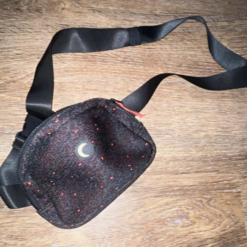 Zyia Waist Pack Zip 2-Pocket Nylon Black/Red Adjustable Strap Logo Hiking